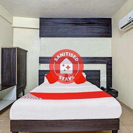Oyo 82461 Hotel Darshan Banquet And Rooms สุรัต ภายนอก รูปภาพ