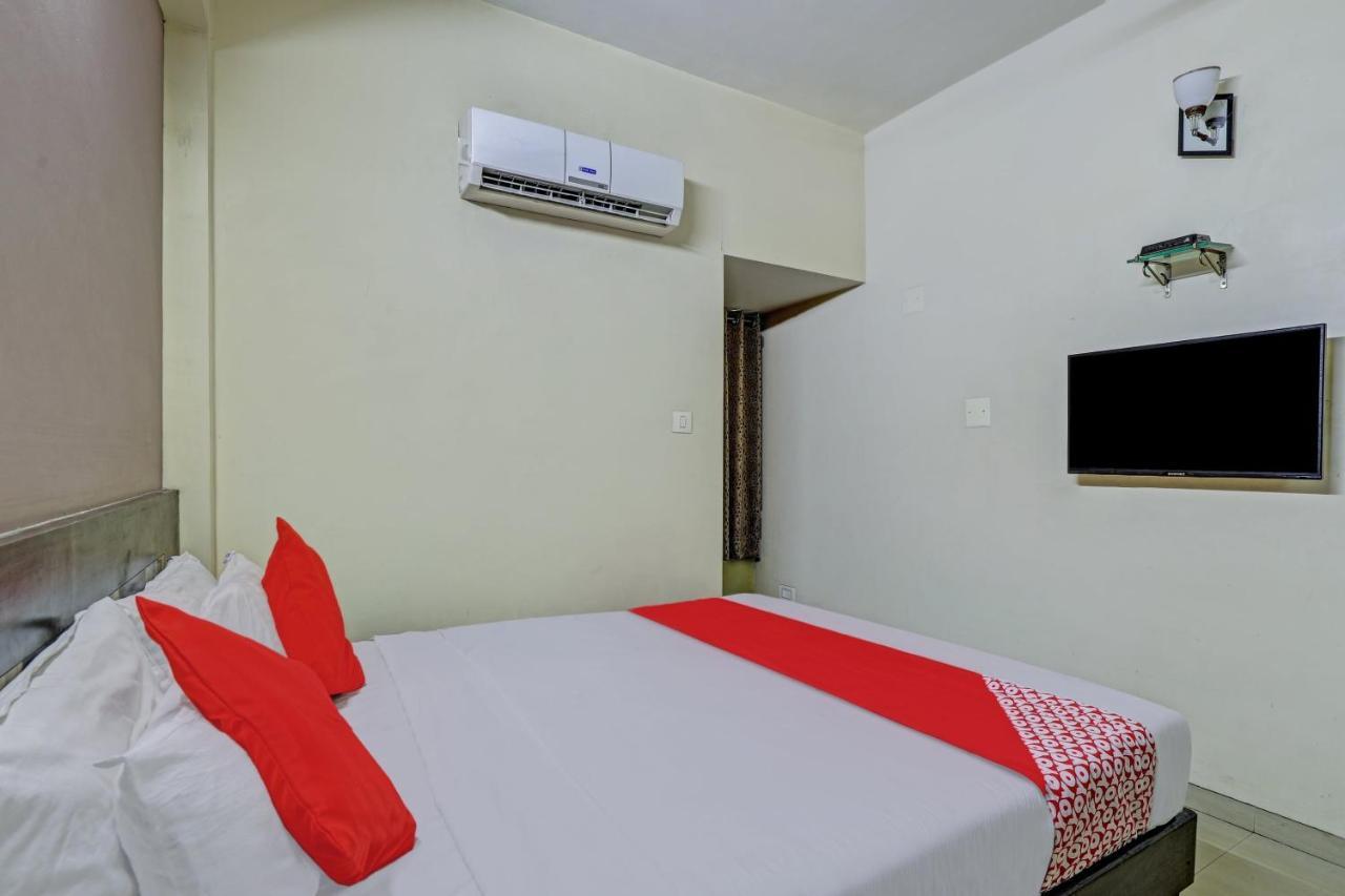Oyo 82461 Hotel Darshan Banquet And Rooms สุรัต ภายนอก รูปภาพ