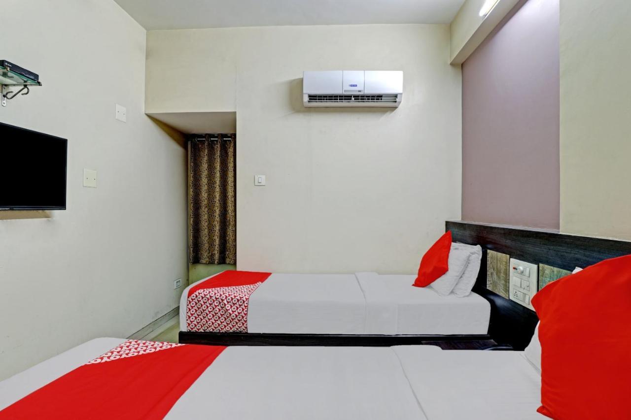 Oyo 82461 Hotel Darshan Banquet And Rooms สุรัต ภายนอก รูปภาพ