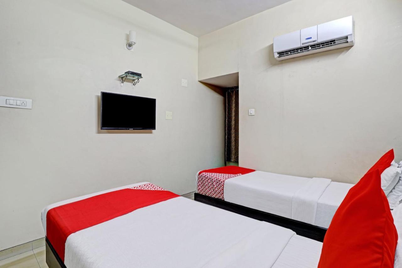 Oyo 82461 Hotel Darshan Banquet And Rooms สุรัต ภายนอก รูปภาพ