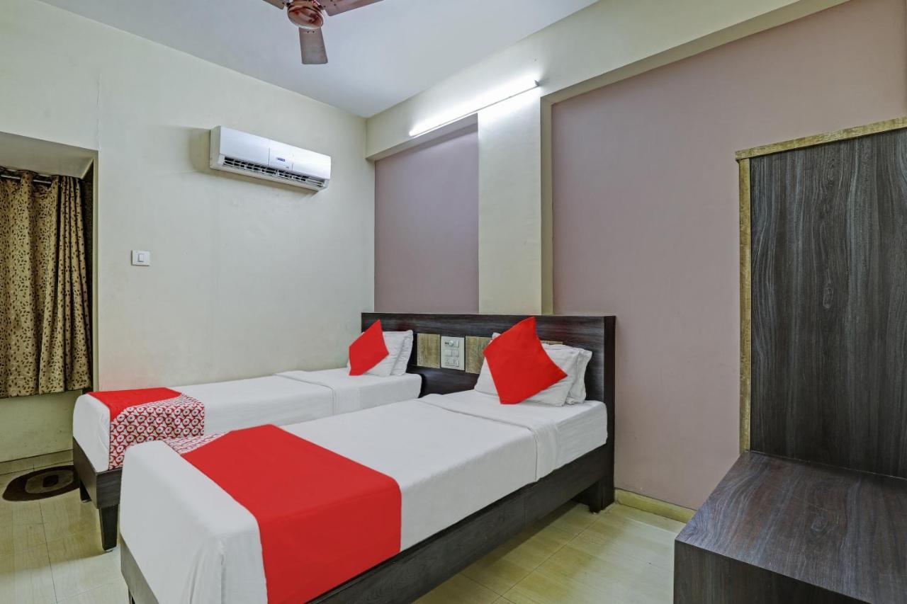 Oyo 82461 Hotel Darshan Banquet And Rooms สุรัต ภายนอก รูปภาพ