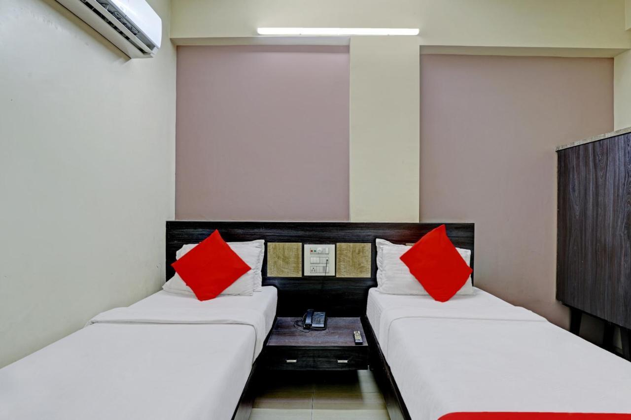 Oyo 82461 Hotel Darshan Banquet And Rooms สุรัต ภายนอก รูปภาพ